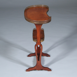 Niervormige etagiere of bijzettafel met messing rand en zonmotief  ca 1900 (No.422445)
