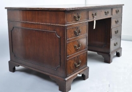 Antieke bureaus / Groot Engels mahonie bureau ca. 1850 met drie vlakken groen leer (No.78296)