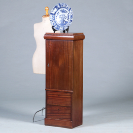 Art deco Zuilvormige kast of kastvormige zuil met 1 deur en twee kleine laden ca 1915 (No.431540)