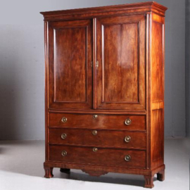 Antiek mahonie kabinet in een zeer strakke uitvoering ca. 1800 op tapse poten(No.750844)