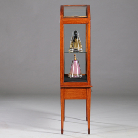 Unieke satijnhouten vitrine met halfronde glazen bovenkant ca 1900  (No.232010)