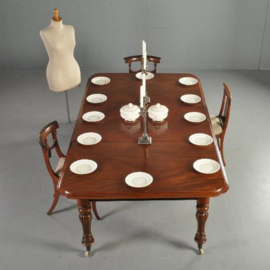 Antieke tafel / Victoriaanse coulissentafel ca. 1870 met 2 inlegbladen in mooie oude kleur (No.301722)