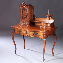 Fijne kwaliteit notenhouten damesbureau ca 1875 asymmetrisch en geparketteerd (No.991935)