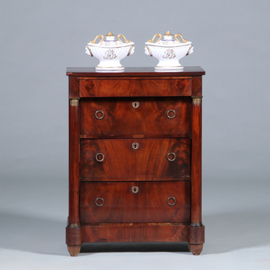 Opvallend kleine fraaie Hollandse Empire commode met 4 laden en 2 zuilen ca 1810  (No.431525)