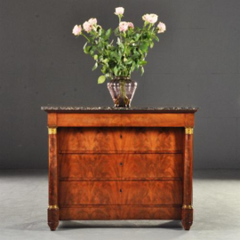 Antieke kasten / Grote empire commode ca. 1815 in bloemmahonie gemerkt:  "WALLAERT A BRUXELLES"  met vier laden en bovenblad in marmer. (No-200851)