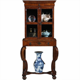 Kleine Hollandse Rococo vitrine  / rariteiten kabinetje ca 1730 op kruisvoet (No.241605)