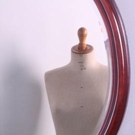 Antieke spiegels / Grote ovale facet geslepen spiegel in een massief mahonie lijst ca 1860 (No.851035)