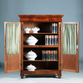 Biedermeier boekenkastje met getoogde ruiten uitneembare bespanning ca 1830 mahonie (No.280320)