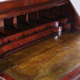 Antieke kasten / Engelse secretaire ca . 1800 met orgelgebogen en  getrapt en gebogen interieur en oud groen leer (No.640851)