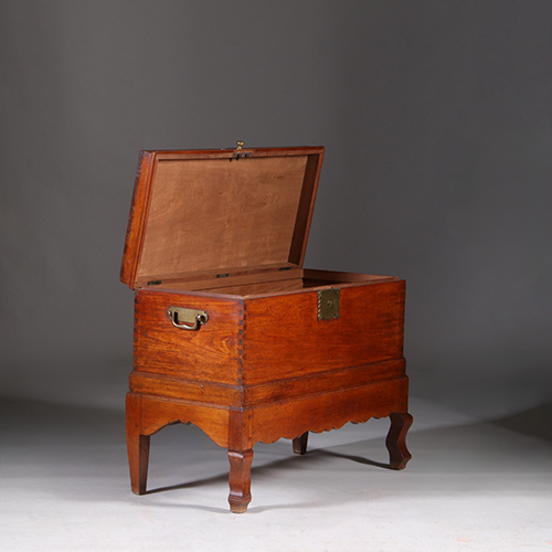 Koloniale compagnie kist ca 1775 op onderstel met bronzen grepen (No.311430)