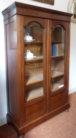 Antieke kast / Prachtige kleine boekenkast met ingelegd bovenblad. (No.77154)