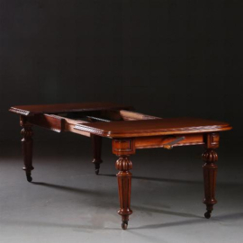 Antieke tafel / Smalle eetkamertafel tot 10 personen ca. 1865 Windout table met slinger en twee inlegbladen. (No.781541)