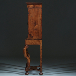 Kleine Hollandse Rococo vitrine  / rariteiten kabinetje ca 1730 op kruisvoet (No.241605)