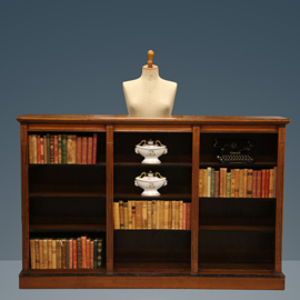 Lage en brede open-boekenkast noten met zwarte accenten ca 1880 (No.260610)