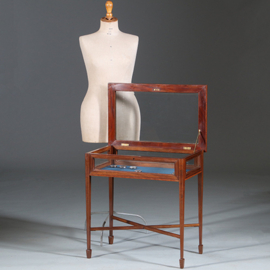 Vitrinetafeltje ca 1890 mahonie met satijn inlegwerk en facet geslepen deksel (No.270140)