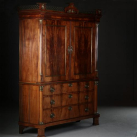 Antieke kast / Hollands Empire kabinet ca. 1810  in bloemmahonie met bronzen hekje en veel beslag (No.552847)