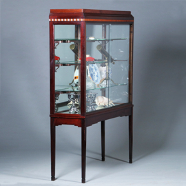 Art Deco vitrinekast in mahonie met contrasterende essenhouten golflijst ca 1915 (No.421025)