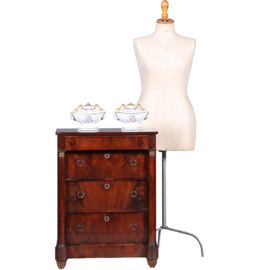 Opvallend kleine fraaie Hollandse Empire commode met 4 laden en 2 zuilen ca 1810  (No.431525)