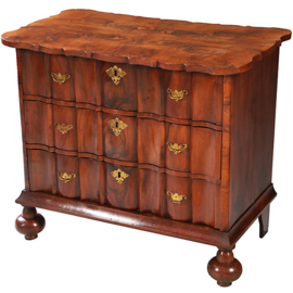 Olijfhouten orgelgebogen commode rondom geschulpt ca 1715 (No.971720)