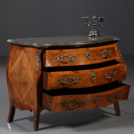 Antieke commode / Grote gebombeerde Commode ca 1770 notenhouten met brons beslag (No.780144)#