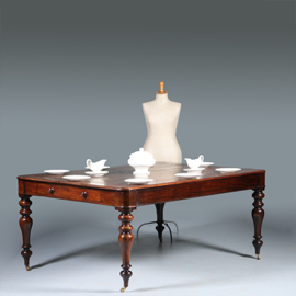 Eetkamertafel  óf werktafel  eetkamertafel met geweldig mooi doorleefd leer een echte leeftafel ca 1840 (No.E283035)