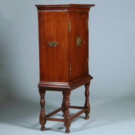 Hollands Koloniaal Tafelkastje ingericht als bar met brons beslag (No;391135)