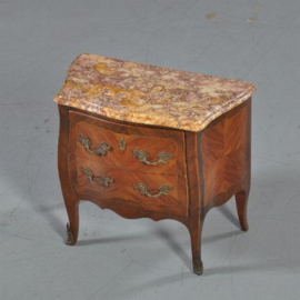Antiek Varia / Tafelkastje / miniatuur commode of meesterstukje ca. 1910 in noten met marmer (No.411567)