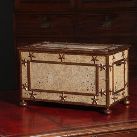 Antieke IJzeren beschilderde Empire kist in prachtige oude kleur op bolpoten en met sterren ca 1810 (No.431565)