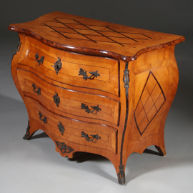 Gebombeerde blonde transition commode ca 1775  ruitvormig ingelegd (No.962665)