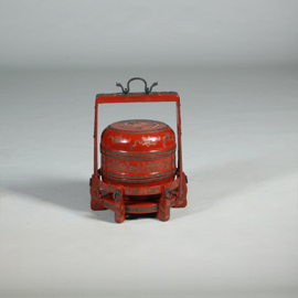 Chinese bruidskist of Tiangi rode lak met decoratie en gesmede greep ca 1900 (No.461010)