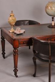 Antieke bureaus / Engelse Partner schrijftafel / Partners desk / ca. 1860 met groen leer (No.86586)