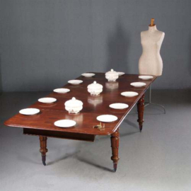 Lange Engelse eetkamertafel met 3 inlegbladen in mooie oude kleur [No.222905)