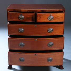 Commode met gebogen front bronzen ladentrekkers en ingelegde biezen ca 1830 (No.222115)