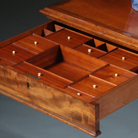 Vierkante bijzettafel of lampetafel met lade voor klein gerei op centrale poot ca 1875 (No.883021)