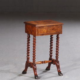 Antieke bijzettafels / Zeer klein bijzettafeltje ca. 1920 op gesneden hoefjes met lade (No.661754)
