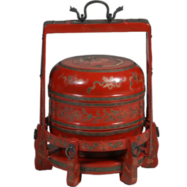 Chinese bruidskist of Tiangi rode lak met decoratie en gesmede greep ca 1900 (No.461010)