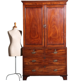 Zeer strak Engels Kabinet in fraaie lichtere mooi verouderde kleur ca 1800 (No.421015)