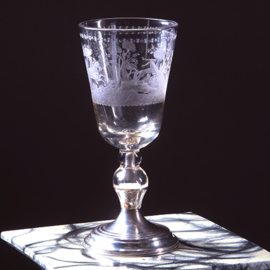 18e eeuwse gelegenheidsglas of bokaal met jachttafereel rond een kasteel op 19e eeuwse zilveren voet (No.322160)