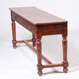 Doorleefde  lange sidetable met 3 laden op gedraaide poten (No.331510)