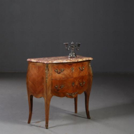 Antieke ladenkast / Kleine gebombeerde  commode ca. 1890  notenhouten met brons beslag (No.780147)