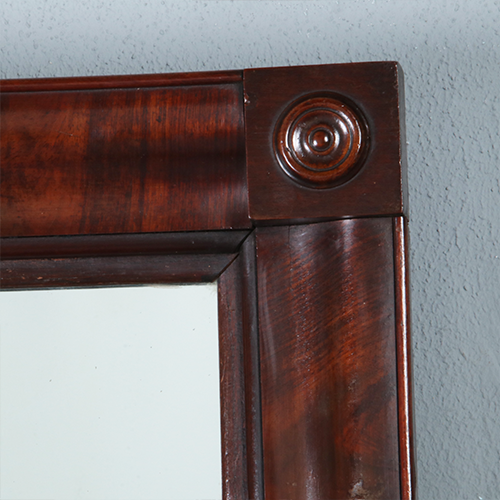Strakke Biedermeier spiegel met holle bloemmahonie lijst ca 1820 (No.290824)  - 1.00 m. Hoog
