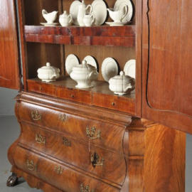 Antieke kast / Dubbel gebogen rococo kabinet met drempeldeuren (No.450211)