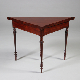 Driehoekige speeltafel voor in een hoek of langs een wand ca 1860 mahonie (No.211740)