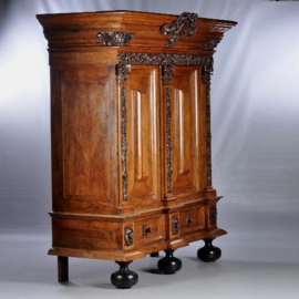 Antieke kast / Monumentale Hollandse kussenkast met uitzonderlijk fraai beeldhouwwerk ca. 1680 (No.812066)