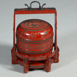 Chinese bruidskist of Tiangi rode lak met decoratie en gesmede greep ca 1900 (No.461010)