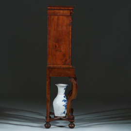 Kleine Hollandse Rococo vitrine  / rariteiten kabinetje ca 1730 op kruisvoet (No.241605)