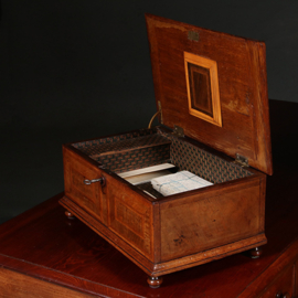 Documentenkistje ca 1700 notenhout op bolpootjes met 7 geheime vakjes (No.461560)