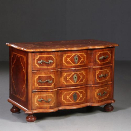 Antieke ladenkast / Rococo commode ca. 1745 orgelgebogen en met rijk inlegwerk (No.781997)