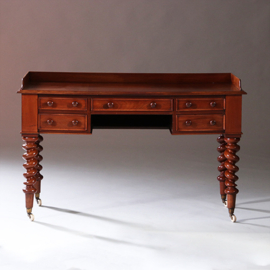 Victoriaanse mahoniehouten schrijftafel ca 1870 met gedraaide poten en kleine opstaande rand (No.211905)