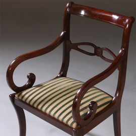 Fraai gebogen mahoniehouten Carver chair met gestreepte bekleding  ca 1950 (No.212830)